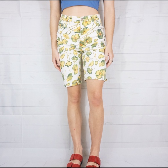 🍓VINTAGE 90s HIGH WAISTED FLORAL JEAN SHORTS🍓 - Picture 2 of 4